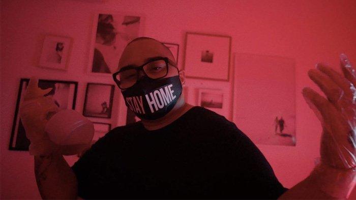 Igor Saykoji dengan masker DIY bertuliskan “Stay Home”